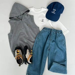 ชุดเสื้อกั๊กและกางเกงยีนส์ผ้าฝ้ายสำหรับเด็กเสื้อยืดแขนยาวสีขาวพร้อมกระเป๋าสุนัขมีฮู้ดสีเทาและกางเกงยีนส์สีฟ้า - Product Image 1