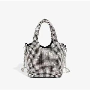 Un deslumbrante bolso tachonado de diamantes, imprescindible para fiestas nocturnas - Product Image 5