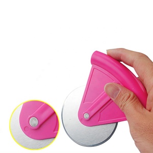 Coupe-pizza à rouleaux avec lame en acier inoxydable, manche en plastique et protection intégrée – Rose, Vert, Orange - Product Image 2