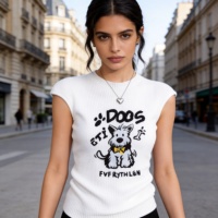 Soldes : Haut court sans manches en molleton gaufré à col rond, coupe ajustée, imprimé chiot ludique inspiré d'Instagram, taille unique pour femme