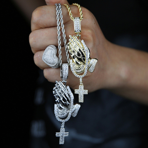 Collier avec pendentif en forme de croix pour hommes, style hip-hop, mains en prière, micro-pavés, zircon cubique 5A, vente en gros - Product Image 5