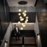 Lustre moderne élégant en aluminium avec éclairage LED, finition noire, garantie de 3 ans, installation facile