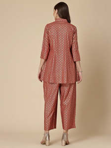 Ensemble Kurta et Palazzo pour femmes, imprimé floral rouge, col en V, manches longues, en rayonne, dernière collection de vêtements ethniques, tenue décontractée pour le bureau, OEM - Product Image 3