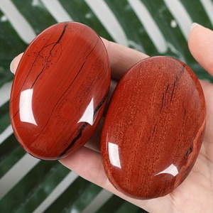 Pierre de méditation en quartz jaspe rouge, faite à la main, lisse et polie, pour massage - Product Image 3