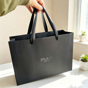 Bolsa de Papel Horizontal Negra Mate Personalizable con Logotipo Impreso en UV, Asas de Cinta de Satén Negra Premium, Bolsa de Embalaje para Cosméticos y Ropa - Product Image 4