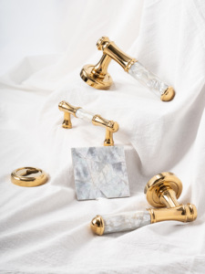 Poignée de porte en <span class=keywords><strong>laiton</strong></span> incrustée de nacre de luxe, finition or PVD, style français, levier de porte intérieur silencieux pour villa, hôtel, OEM personnalisé - Product Image 3
