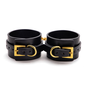 Menottes sexy en cuir noir avec boucle dorée pour bondage et domination, usage adulte - Product Image 1