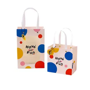 कस्टम लोगो खुश चेहरे मुस्कान मुद्रित मैट फिनिश पेपर शॉपिंग बैग हैंडल pvc स्पष्ट विंडो के साथ