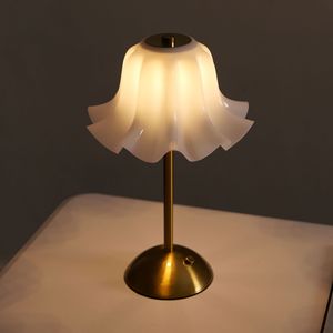メタルテーブルランプ充電式ナイトライト寝室用高価値ベッドサイドバッテリー電源付きモダンデザイン - Product Image 6
