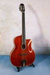 Guitarra Eléctrica Yunzhi de 17 Pulgadas Estilo Gypsy con Tapa Arqueada, Cuerpo Hueco de Arce Flameado Hecho a Mano, Diapasón de Ébano, Abeto Marrón H-H - Product Image 2