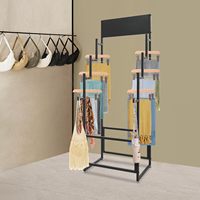 Présentoir de sol métallique double face robuste pour tapis et moquettes, idéal pour les salles d'exposition et les points de vente