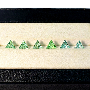 Saphir vert de laboratoire Corindon 5 mm facetté en forme de trion, qualité AAA, pierres précieuses en vrac pour la fabrication de bijoux de luxe, pierres de naissance de septembre - Product Image 1