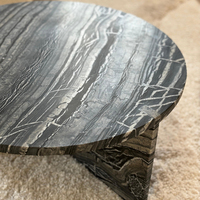 Traumhafter asymmetrischer Marmor-Couchtisch mit doppelter Stütze, runder Naturstein-Mitteltisch für moderne, gehobene Wohnräume