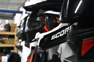 Soporte de Pared Metálico para Cascos, Colgador de Cascos para Motocicleta, Soporte para Chaquetas de Moto, Colgador de Pared para Cascos de Moto - Product Image 3