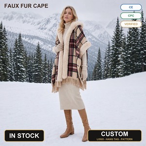 Mantella con Cappuccio in Finta Pelliccia Natalizia, Poncho Scialle Invernale da Donna con Motivi a Quadri, Renne e Fiocchi di Neve 105x75cm, Vendita all'Ingrosso, Personalizzazione OEM ODM Disponibile - Product Image 1