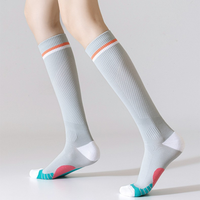 Chaussettes de compression pour femmes, hauteur genou, 20-30 mmHg, pression dégradée, semelle amortie, chaussettes de mollets pour la course à pied, le cyclisme, les voyages en avion