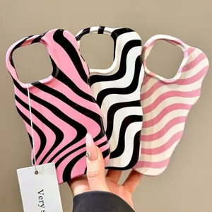 Custodia per Telefono di Lusso con Strisce Ondulate Lucide per <span class=keywords><strong>iPhone</strong></span> 12 <span class=keywords><strong>13</strong></span> 14 15 16 Pro Max, Protezione <span class=keywords><strong>Fotocamera</strong></span>, Antiurto, Colori Vivaci, Cover Alla Moda - Product Image 1