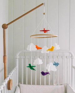 Móvil de Cuna para Bebé con Diseño de Nubes y Pájaros Voladores, Anillo de Madera, Decoración para Cuarto de Bebé, Juguete Sensorial de Fieltro, Personalizado al por Mayor - Product Image 5