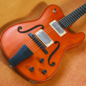 <span class=keywords><strong>Guitarra</strong></span> Eléctrica Yunzhi Archtop, Hecha a Mano, Tapa de Abeto Macizo Tallada, Diapasón de Ébano, Fondo/Lados de Arce Flameado, Cuerpo Hueco, S/H - Product Image 1