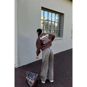 Sudadera con Capucha de Seda Marrón para Mujer con Texto Bordado en la Espalda, Diseño con Cierre de Cremallera, Sudadera de Invierno con Capucha - Product Image 1