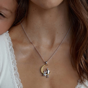 Collier à breloques en PVD or sur le thème de la famille 2mm chaîne Rolo en acier inoxydable gravé en 3D papa et fille assise sur la lune collier pendentif - Product Image 1