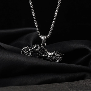 Collier à pendentif squelette de <span class=keywords><strong>moto</strong></span> de style punk pour hommes tendance en alliage de métal avec chaîne de boîte pour les mariages et les fêtes - Product Image 2