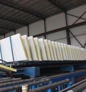 La chaîne de production jordanienne de panneaux sandwich en laine de verre produit des panneaux sandwich revêtus de zinc - Product Image 1