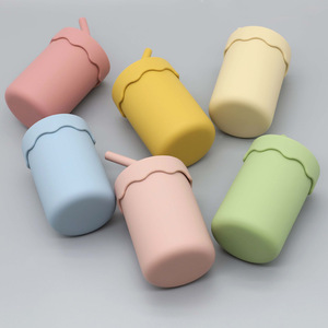 Gobelet en silicone sans BPA pour l'alimentation de bébé Gobelet en silicone sans BPA avec paille L Vente en gros - Product Image 1