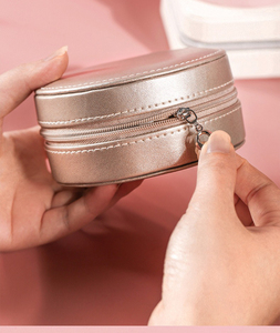 Estuche de Joyería Portátil con Cierre y Logotipo Personalizado, de Cuero PU con Forro de Terciopelo, Ideal para Viajes, con Espejo, para Anillos y Aretes, Pequeño y Bonito - Product Image 6