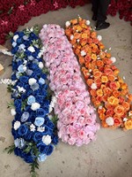 Chemin de table de 200 cm avec roses blanches pour décoration florale de table d'honneur de mariage de style minimaliste