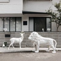 Statue d'animal personnalisée en fibre de verre blanche avec éclairage LED, sculpture de lion, grand lustre, lampadaire pour hôtel de luxe et centre commercial
