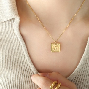 Nouvelle tendance : Collier carré en acier inoxydable plaqué or avec pendentif ange pour soirée - Product Image 2