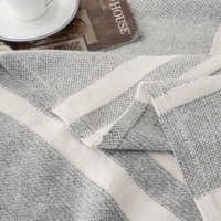 Couverture en tricot gaufré 100 % polyester, douce, respirante, légère et chaude, à rayures, avec ourlet doublement plié soigné, pour la décoration intérieure et les canapés