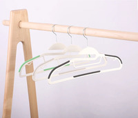 Cintres en plastique minces antidérapants de couleur assortie de qualité pour des chemises