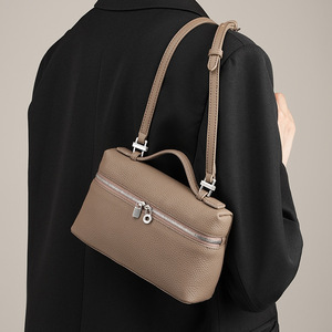 Bolso Bandolera Pequeño de Cuero Genuino Gigi para Mujer, Modelo LP19, con Dos Correas, Cierre de Cremallera y Decoración de Cierre - Product Image 1