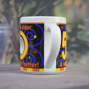 Mug à bière et à vin pour 50e anniversaire - Tasse en porcelaine classique avec un design sur le thème 'Un peu plus vieux, beaucoup plus meilleur' - Product Image 3