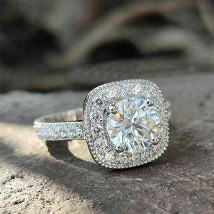 Anello F1616 in Oro Bianco con Diamante Naturale Taglio Brillante Rotondo, Gioiello da Donna per Fidanzamento, Colore G, Montatura Halo - Product Image 1