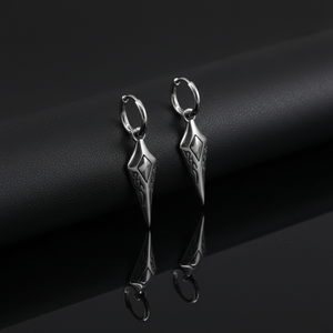 Boucles d'oreilles créoles huggie en acier inoxydable 316L hypoallergénique, avec breloque pointe de lance gravée style tribal, vintage, punk, gothique, pour hommes - Product Image 1