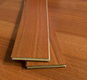 Piso Laminado Chevron Cinza Claro de 12mm com Camada de Desgaste AC4 e Sistema Click Lock com Textura de Madeira para Casa - Product Image 3
