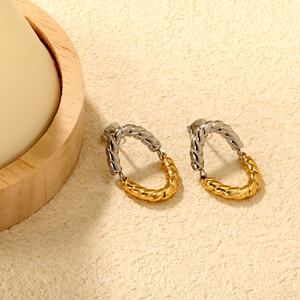 Boucles d'oreilles clous ovales creuses en acier inoxydable plaqué or 18 carats, géométriques tendance, hypoallergéniques, bicolores - Product Image 4