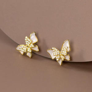 Orecchini a farfalla dorati con strass di cristallo, montatura a griffe in oro 18 carati, per donna, graziosi, da indossare tutti i giorni - Product Image 3