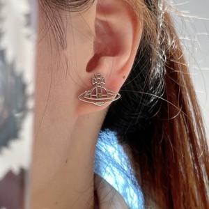 Pendientes Clásicos de Circonita Empress Dowager Vivienne, Plata 925, Baño de Oro, Diseño de Líneas Huecas, Geométricos, Joyería para Mujer - Product Image 4