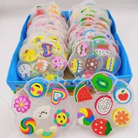 Gommes à effacer créatives de Noël en forme de fleur de prunier et de Kapibara souriant, 4 gommes assorties avec un plateau à fruits