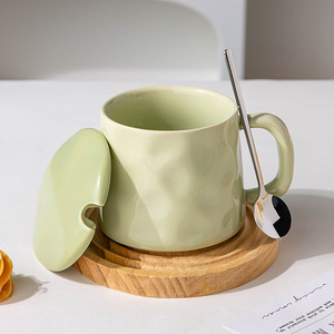 Taza de cerámica de color sólido con tapa y cuchara para café, té y desayuno. - Product Image 1