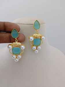 Boucles d'oreilles indiennes populaires Jaipuri en pierre antique faite à la main en laiton avec boucles d'oreilles florales rondes en perles - Product Image 2