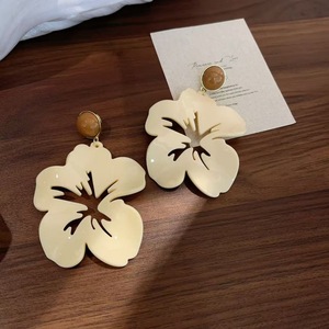 Pendientes de mujer Luoyan de estilo retro francés, con flor de pétalos grandes de resina acrílica única y <span class=keywords><strong>estambre</strong></span> blanco exagerado, a la moda. - Product Image 4