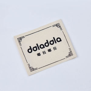 Etiquetas Tejidas Personalizadas con Logotipo de Marca para Sombreros, Etiquetas Tejidas de Damasco Suave de Buena Calidad para Fabricantes de Ropa - Product Image 3