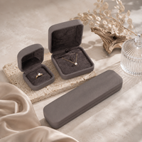 Boîte à bague ovale personnalisable en cuir PU texturé gris foncé avec halo de jade vert et diamant, doublure en velours, fermeture à bouton, logo personnalisé
