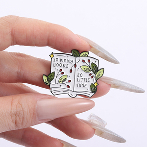 Così tanti <span class=keywords><strong>libri</strong></span> così poco tempo spilla in smalto spilla <span class=keywords><strong>libri</strong></span> divertenti citazioni spille vestiti risvolto gioielli regalo per gli amanti dei <span class=keywords><strong>libri</strong></span> - Product Image 4