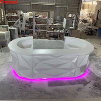 Salon événementiel multifonctionnel Comptoir de bar à led en pierre artificielle blanche Table de bar à boissons au sous-sol